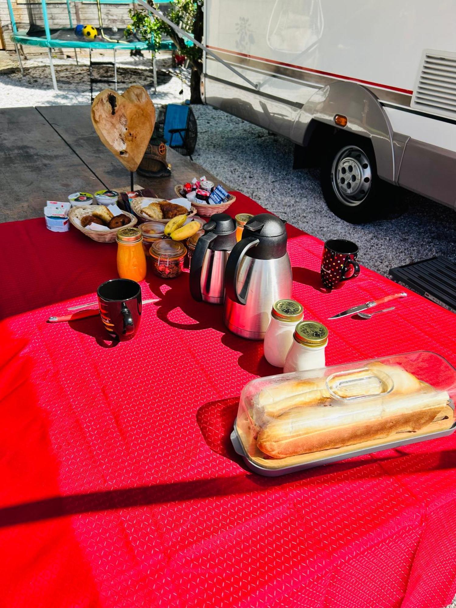 Terrain De Loisirs En Plein Centre De Lievin Camping Car Exterior photo